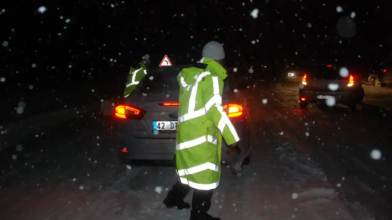 Antalya-Konya Yolunda Kar Nöbeti: Alacabel’de Beyaz Esaretle Mücadele! 3